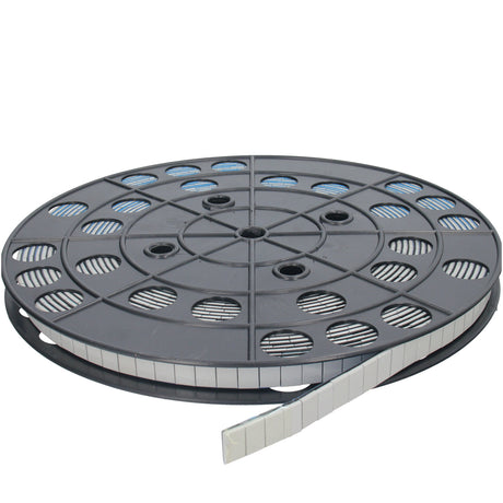 Nahaufnahme eines Streifens GEPCO 5g Stahlgewichte mit blauem Klebeband und Abrisskante.